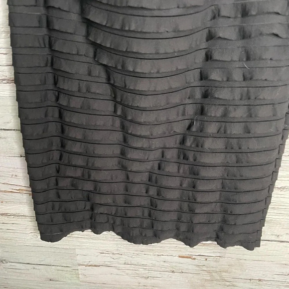 Banana republic size 2 black ruffle  pencil skirt - Picture 2 of 8